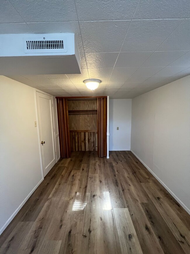 Building Photo - 360 N SF
