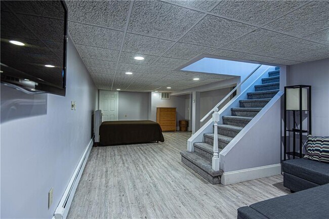 Building Photo - 25 Weeks St