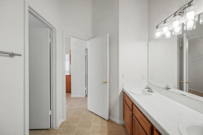 Building Photo - 2054 Cardigan Ave