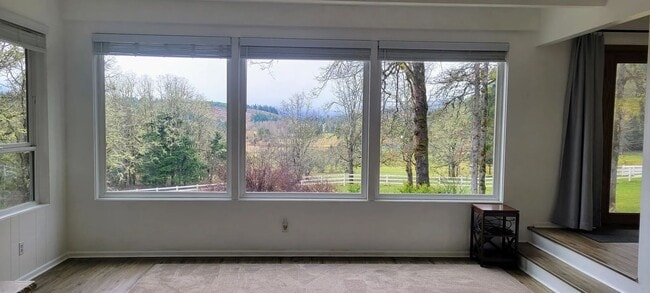 Building Photo - Amazing Country Home 4 bed, 2 bath with Ga...