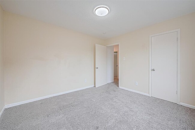 Building Photo - 2107 Shadowbriar Dr