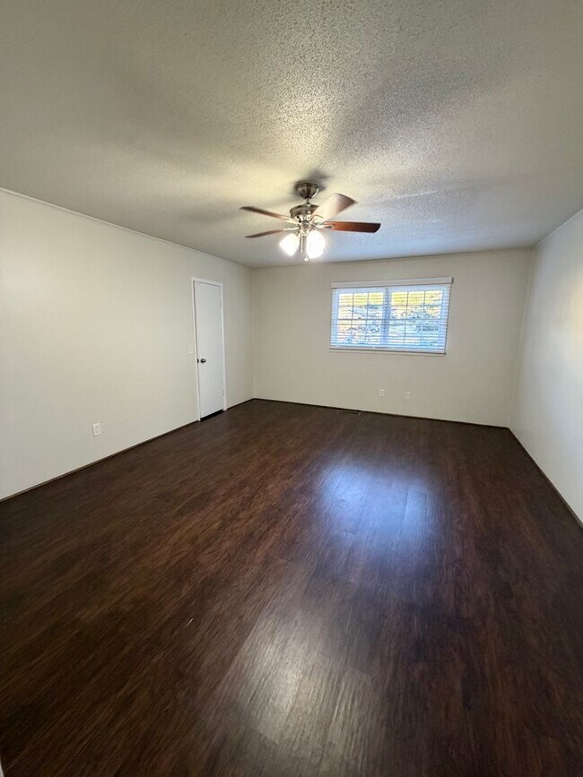 Building Photo - Beautifully Renovated Duplex in Prime Auburn Location