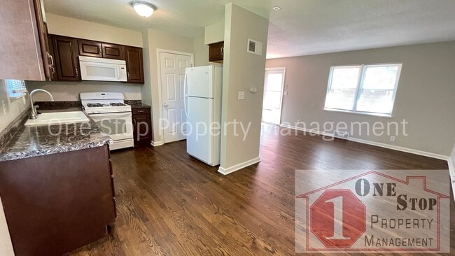 Building Photo - Beautiful 3 Bedroom / 2 Bathroom Duplex in...