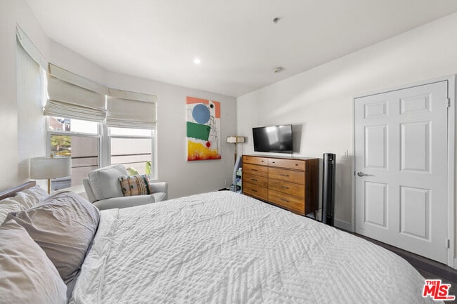 Building Photo - 620 S Gramercy Pl