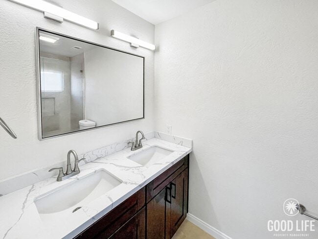 Building Photo - Stunning 4B/2.5BA House in Escondido!