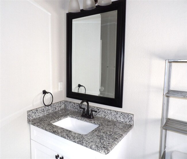 Building Photo - 125 SE Surrey Ln