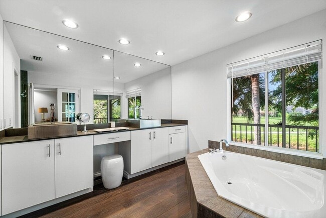 Building Photo - 11823 Pebblewood Dr