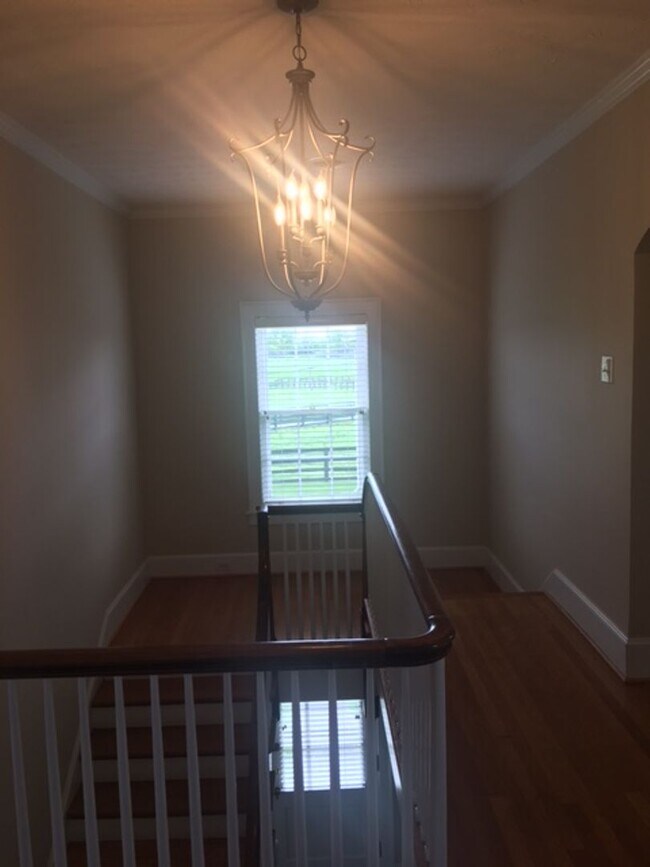 Building Photo - Kentucky mansion overlooking horse farm with stunning views    260323