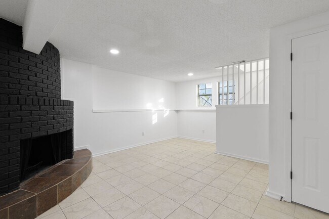 Building Photo - Just Listed! Step into one of the Northland’s most conveniently located gems!