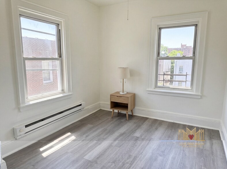 Building Photo - 640 E 239th St