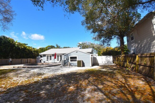 Building Photo - 2450 Hawthorne St