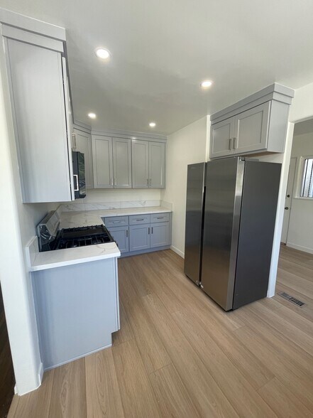 Building Photo - 3043 Hollycrest Dr