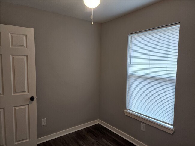 Building Photo - 1508 Carver Ave
