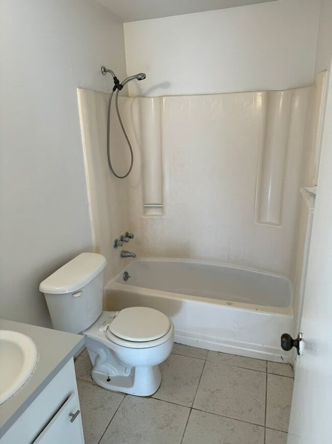 Building Photo - 3020 Allred Dr - Apt B