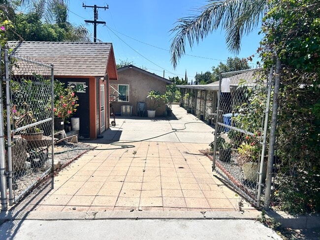 Primary Photo - 5795 Kenwood Pl