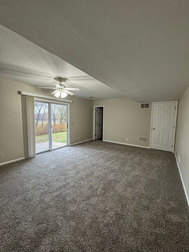 Building Photo - Spacious 3/3 in Platte City!