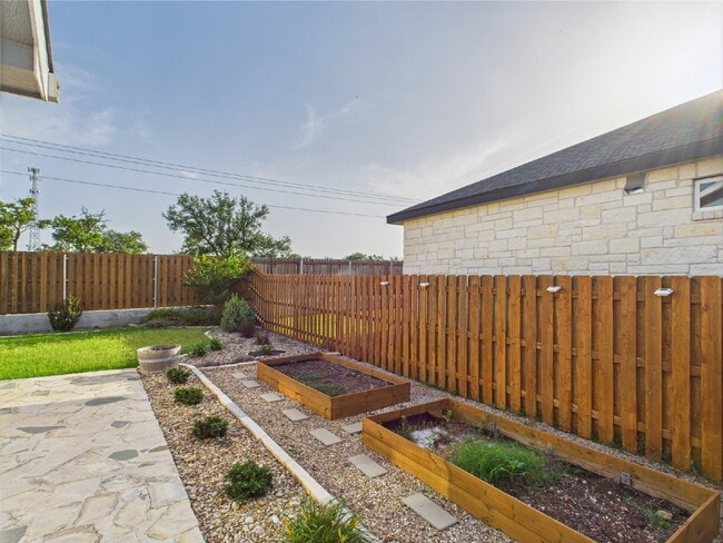 Building Photo - 3-Bed, 2-Bath Home in Fredericksburg – You...