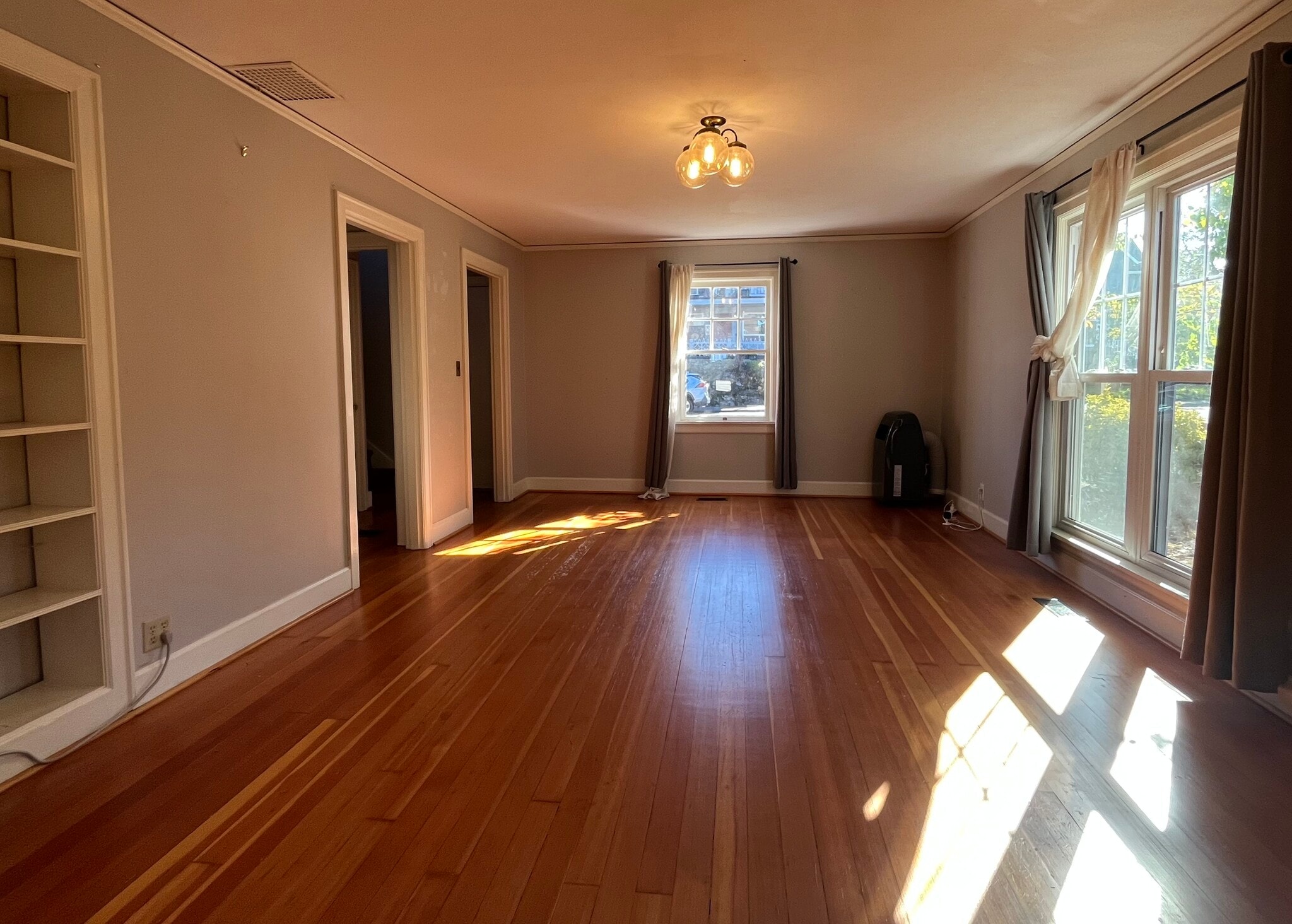 Living room - 915 John Adams St