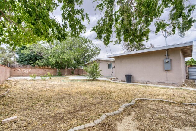 Building Photo - 2047 W Lingard St