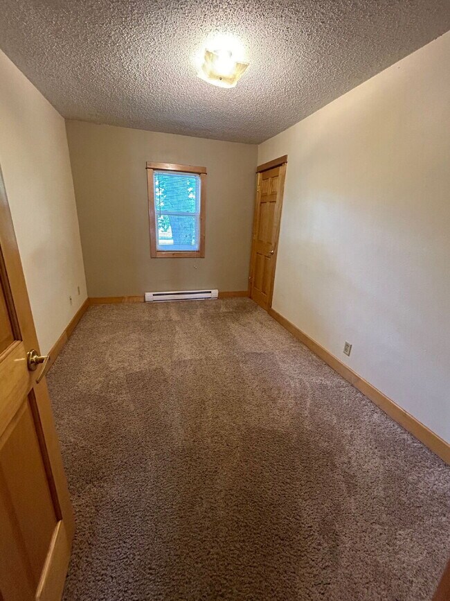 Building Photo - New On Market - 3 Bedroom, 1 Bathroom Duplex