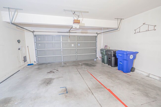Building Photo - 4 Bedroom Home for Rent in Canyon Country!