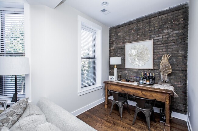 Building Photo - Gorgeous Condo Quality 2Bed/1Bath in Bucktown! In-Unit Laundry! Central Air! Parking!