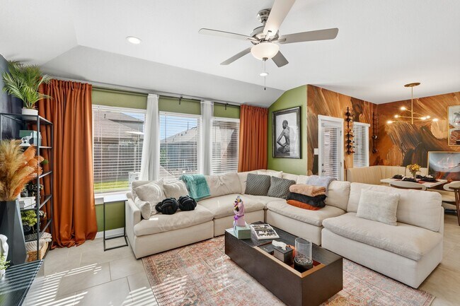 Building Photo - 1511 Maple Rdg Dr