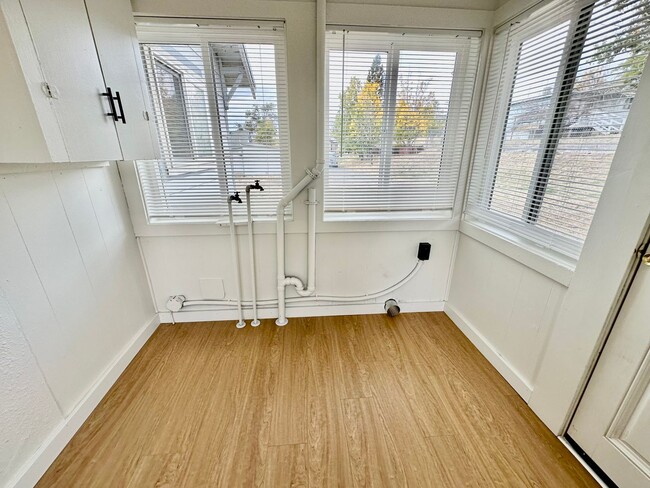 Building Photo - 2bdrm, 1 bath house with shed near Jeld We...
