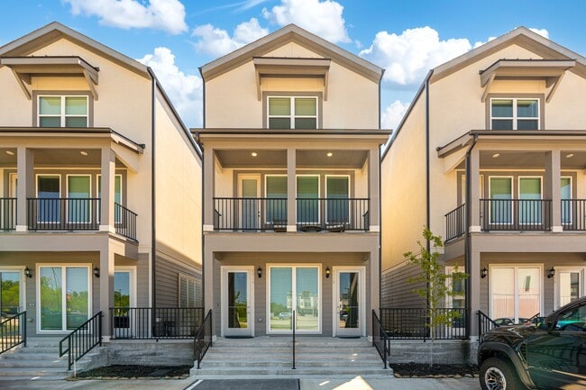 Building Photo - 494 S Centro Cir