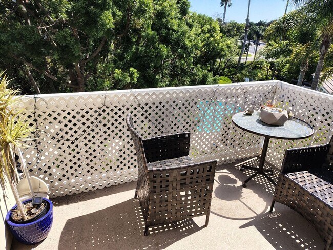 Building Photo - Charming 1BR Condo in Huntington Beach
