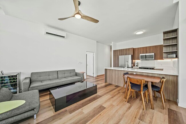 Building Photo - 1515 Liona St