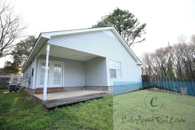 Building Photo - Spacious 3 bed/2 bath home - garage, deck, fenced back yard - includes yard care!!