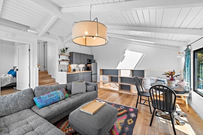 Building Photo - Must See Roof Top Deck!