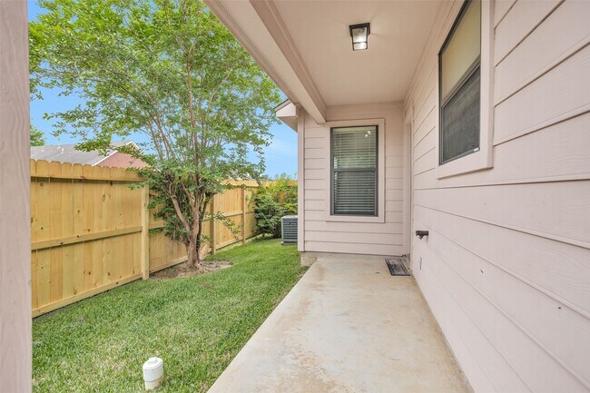 Building Photo - 119 Golfview Ct
