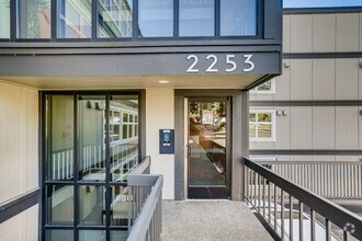 Building Photo - Queen Anne 2-Bed Condo with Parking & Pool!