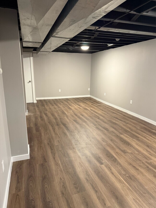 Building Photo - 6606 S 108th Terrace