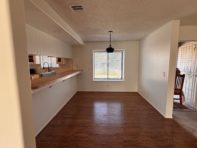 Building Photo - Beautiful Stallion Springs Home With A View!