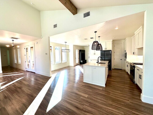 Building Photo - Beautiful 3 Bed/2 Bath Available!