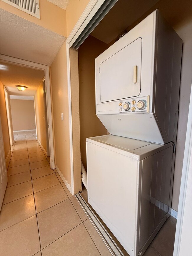 Building Photo - 2/2 Condo with Lake Views