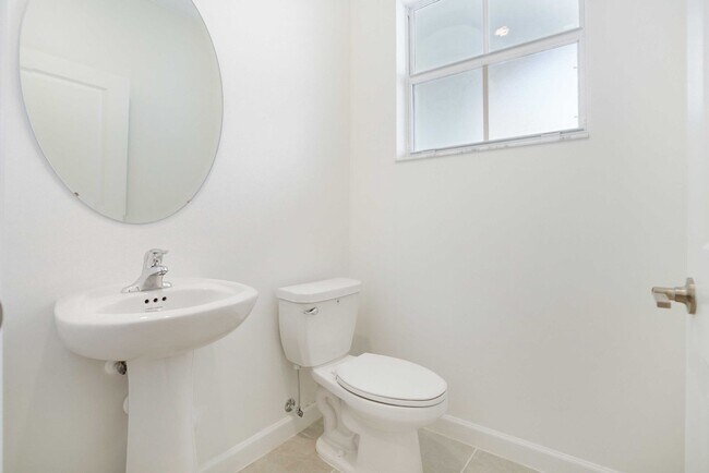 Building Photo - Brand new Townhome 3/2.5  Maximum 2 Cars