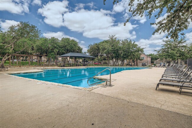 Building Photo - Over 3300 Square Feet