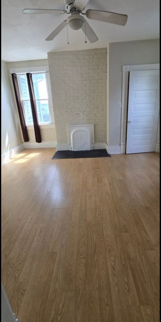 Building Photo - 3 Bedroom || 1 Bathroom Upstairs Duplex Unit