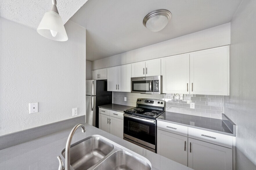 Avondale Parc Bellmar 10830 Stone Canyon Rd Dallas TX 75230