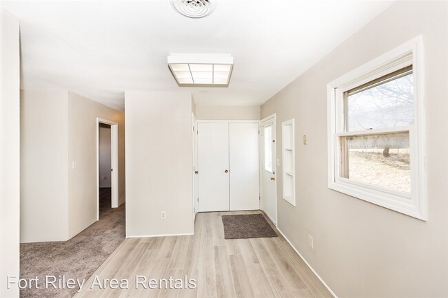 Building Photo - 3 br, 1 bath House - 701 Plaza Dr