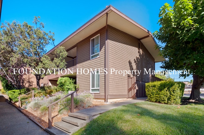 Building Photo - Bright & Tranquil End Unit!  A/C! Parking! Community Pool! FOUNDATION