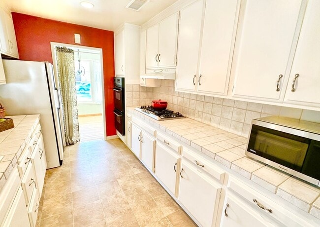 Building Photo - 3 Bedroom 2 Bathroom Lakewood House with Private Backyard down the street from Lakewood High School