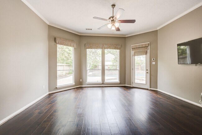 Building Photo - 11 E Wedgemere Cir
