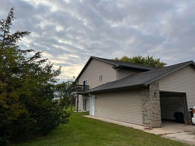 Building Photo - 450 Skare Rd