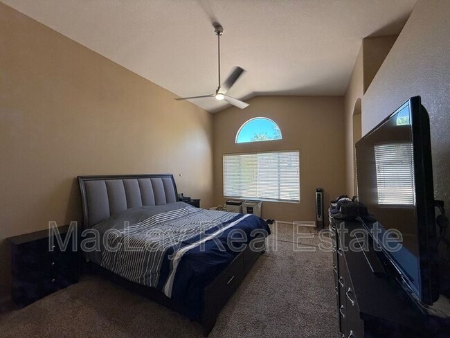 Building Photo - 450 W Musket Pl