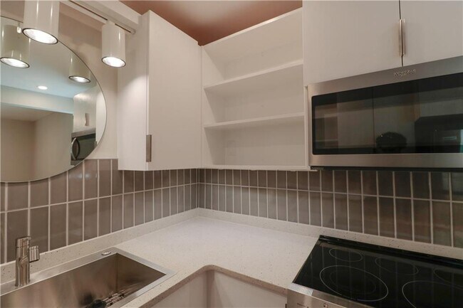 Building Photo - 811 N Pleasant St